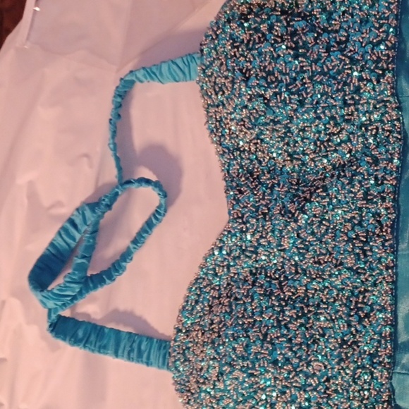 DALIA, BEAUTIFUL CINDERELLA TYPE DRESS, LOTS OF BEADING, LOTS OF LAYERING. - Picture 8 of 12